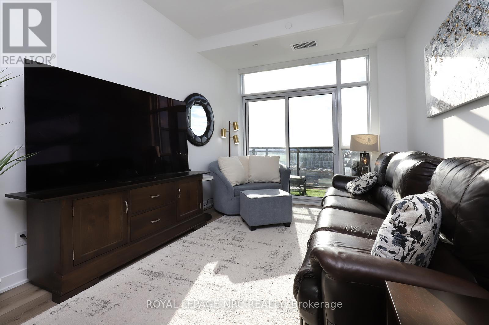 PH02 - 405 DUNDAS STREET W