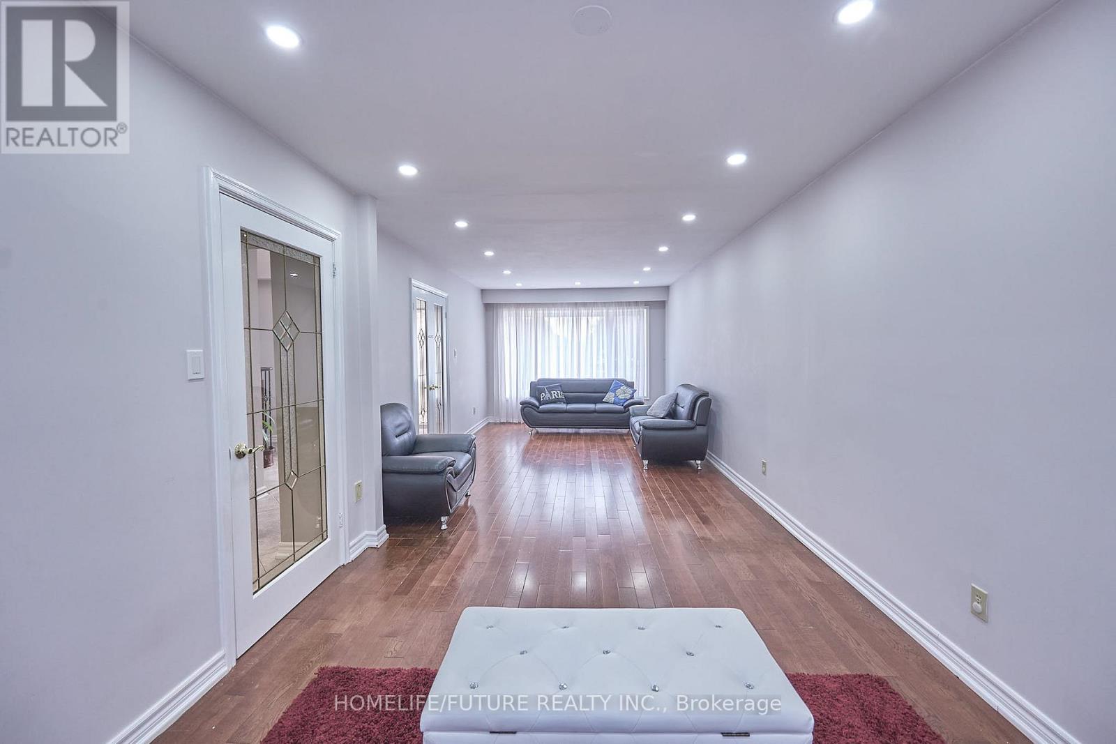 86 ROBINSON CRESCENT