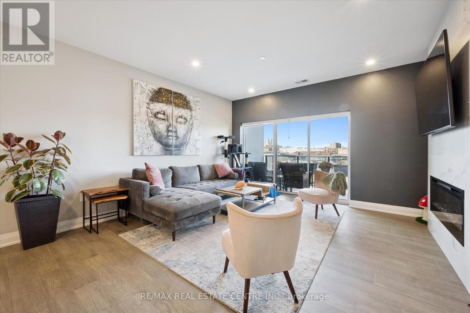 608 - 71 WYNDHAM STREET S