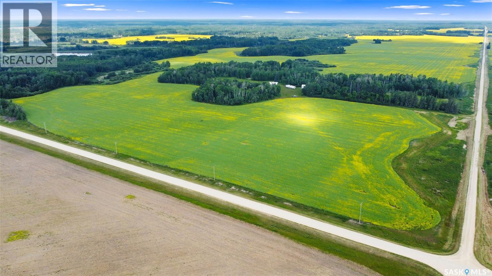 3 Quarters With Yard Site Near Endeavour