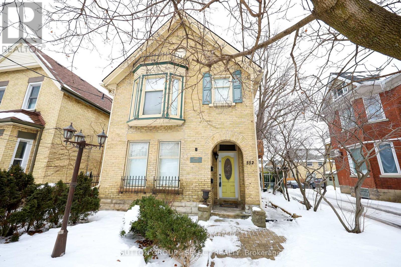 552 ADELAIDE STREET N