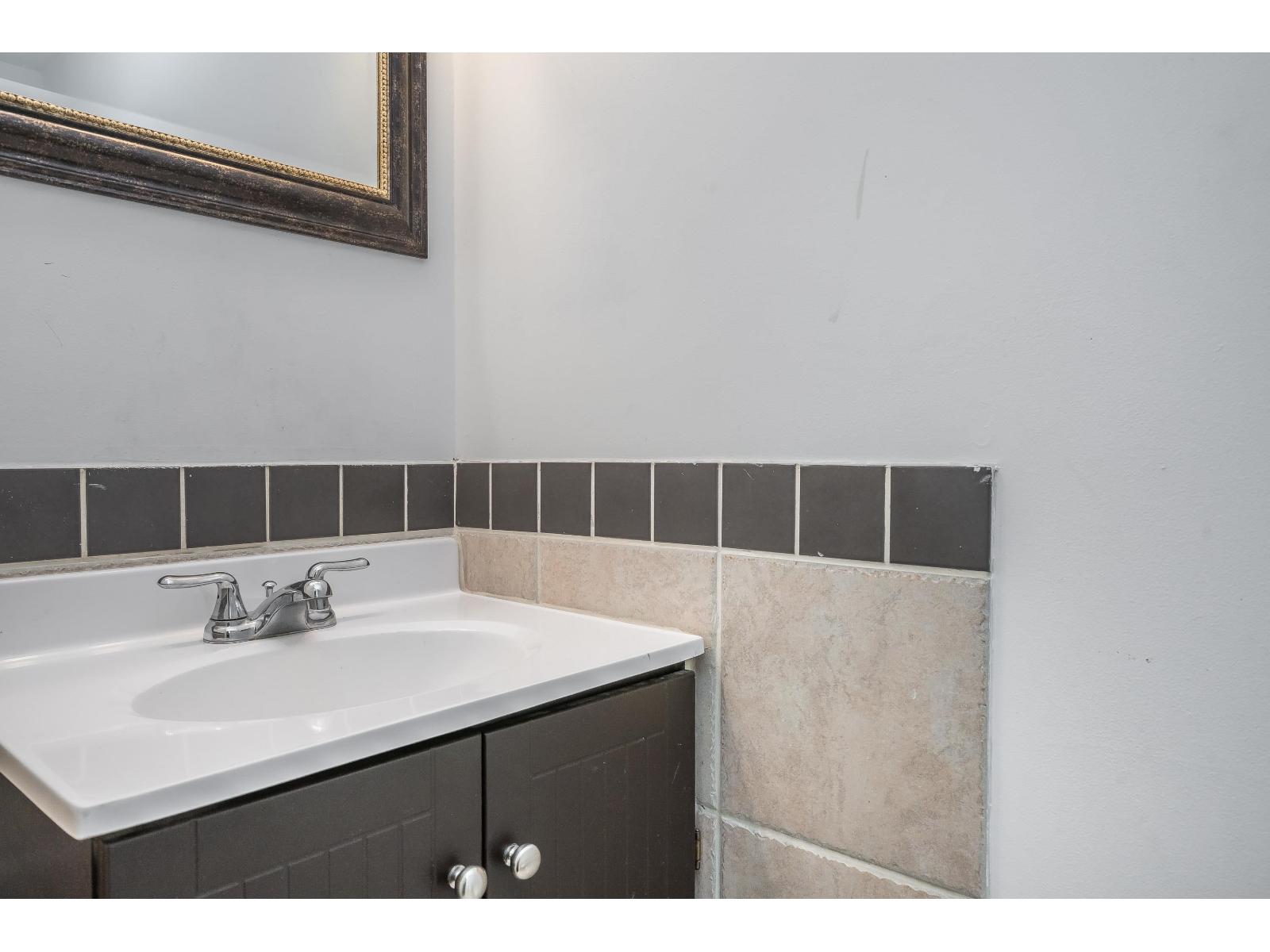 17 33293 E BOURQUIN CRESCENT