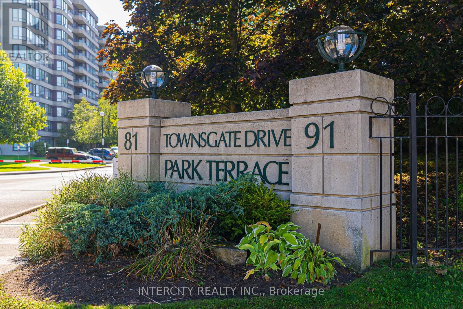 PH208 - 81 TOWNSGATE DRIVE