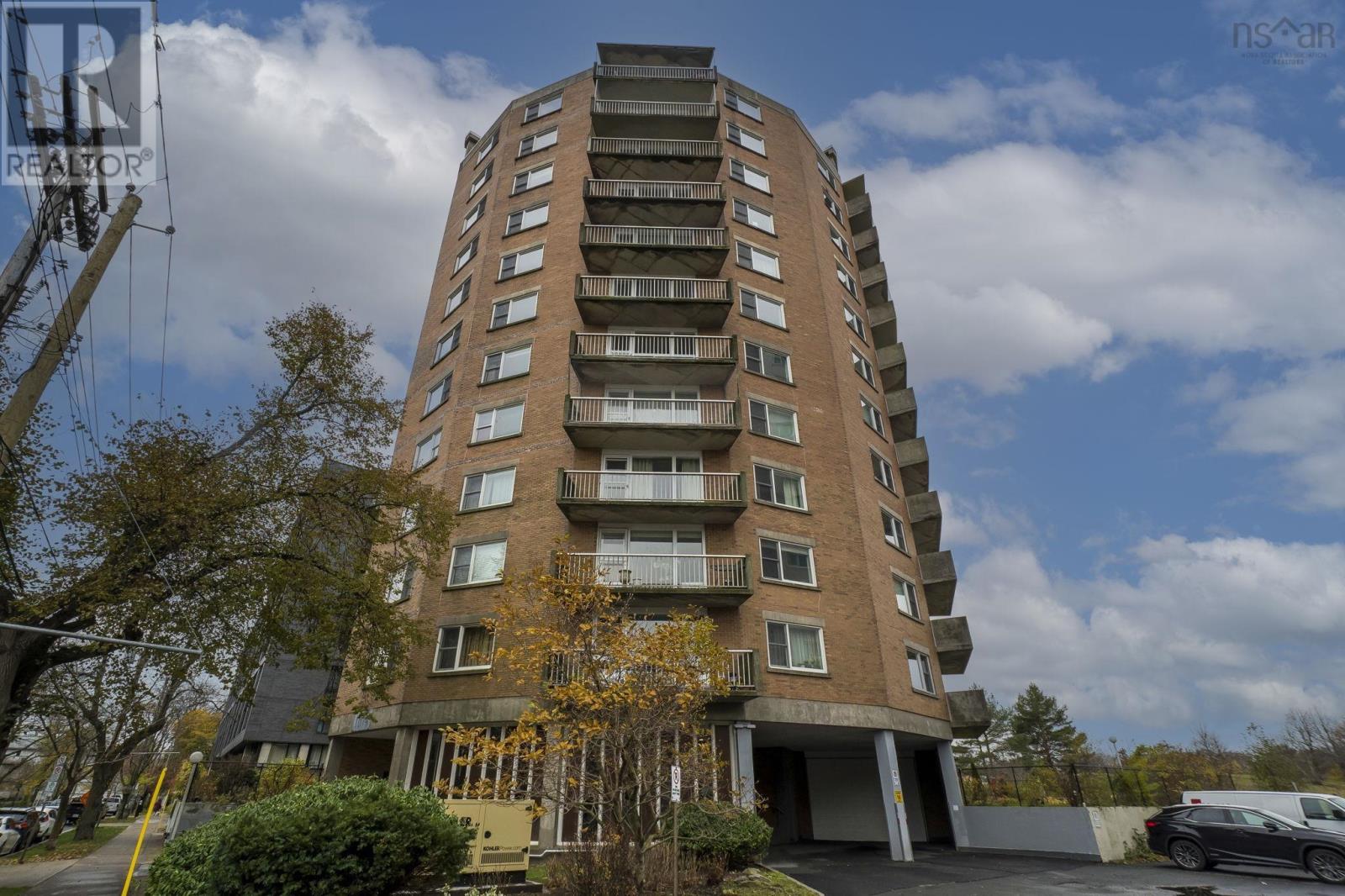 804 1074 Wellington Street