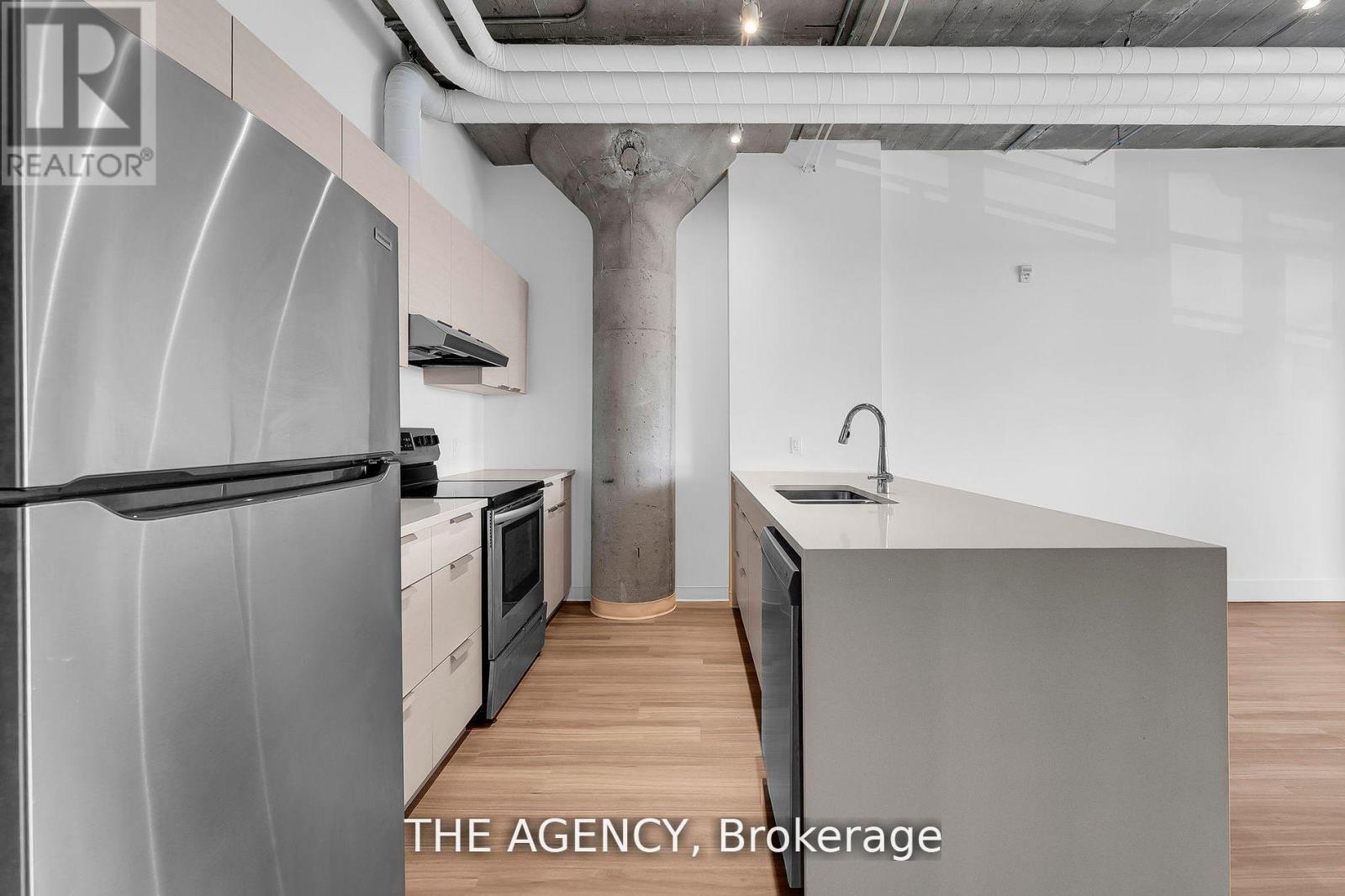 221 - 120 HURON STREET