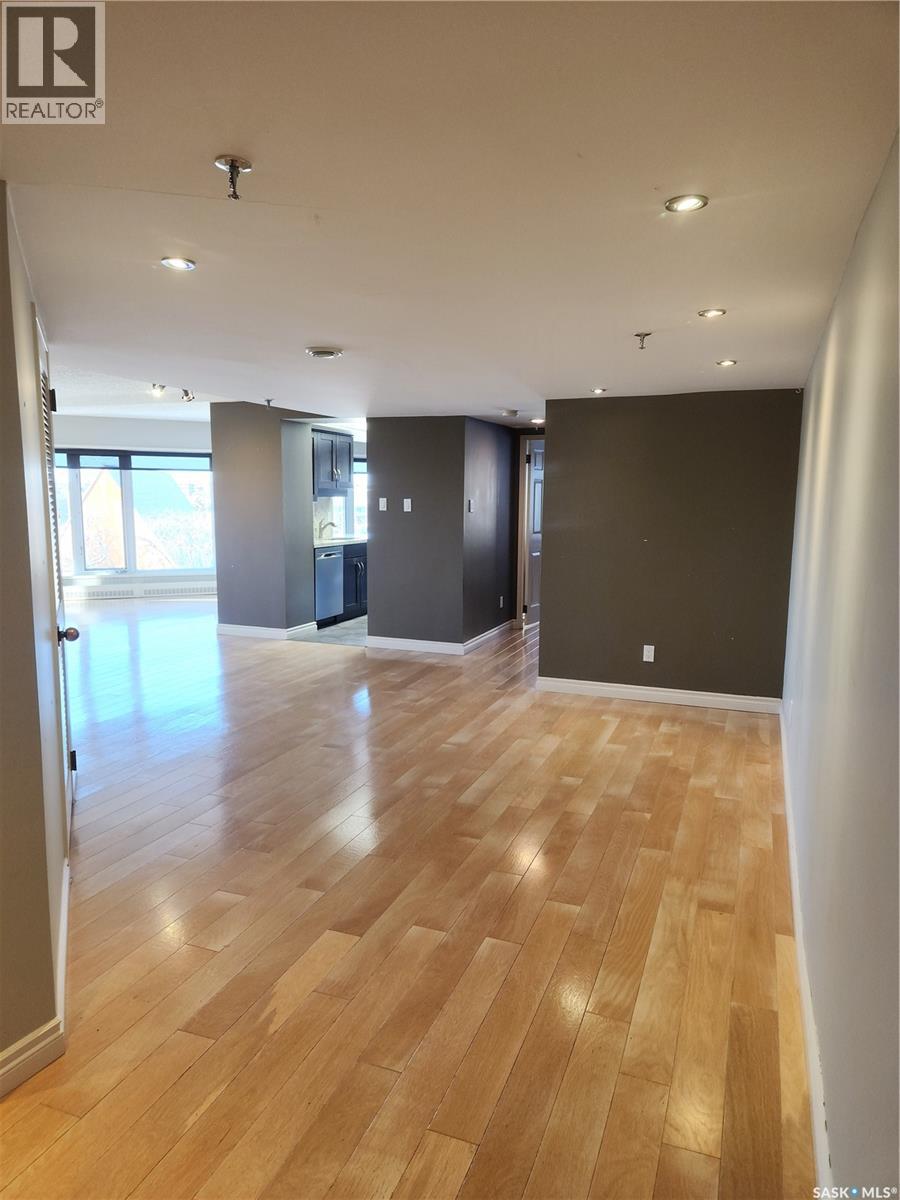 570 424 Spadina CRESCENT E