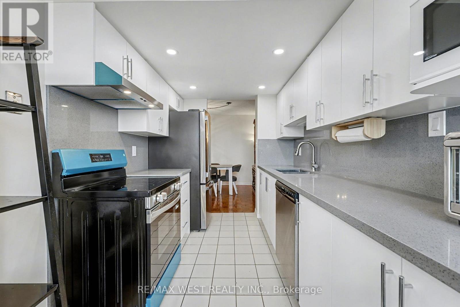 1009 - 30 MALTA AVENUE