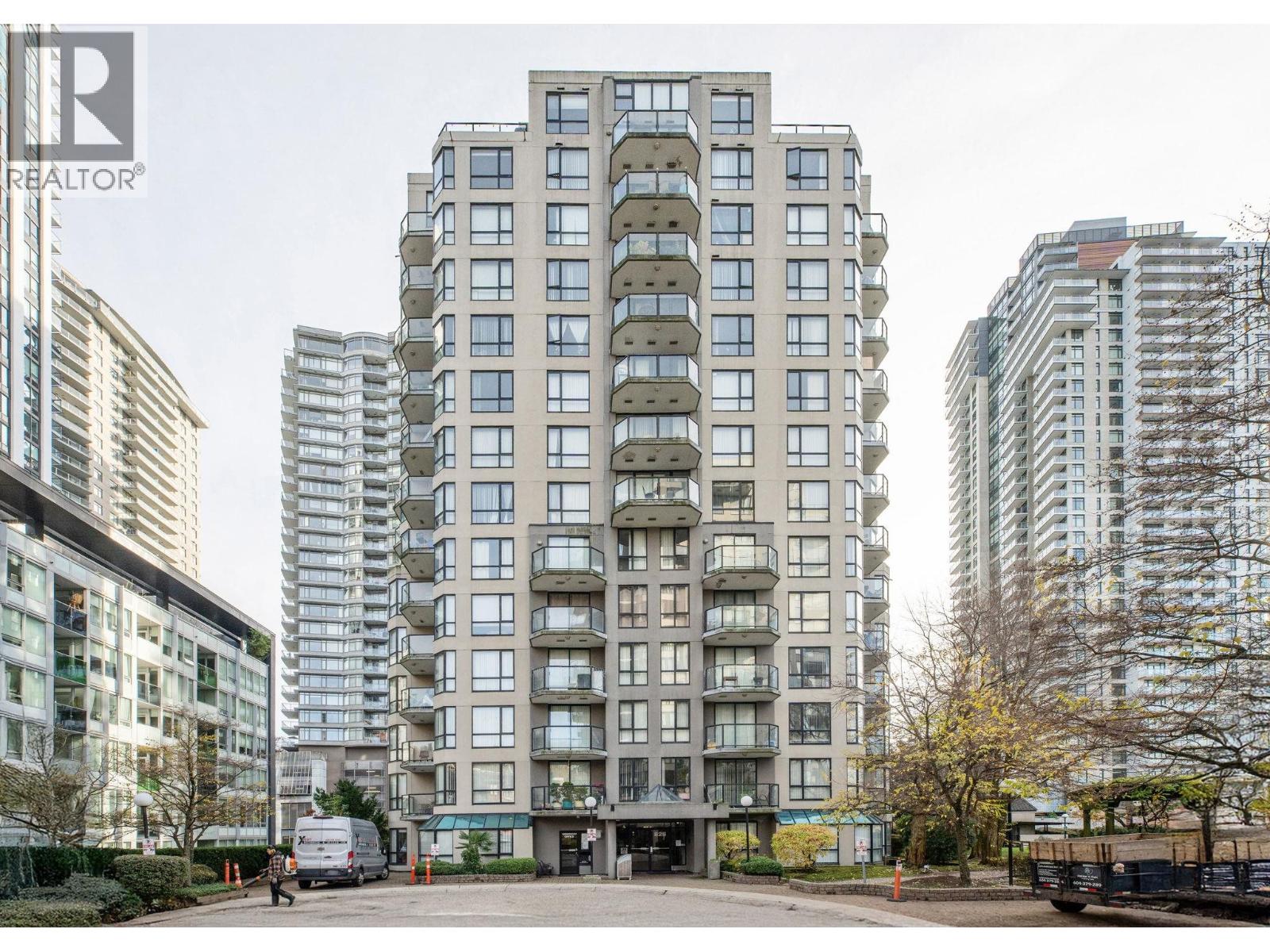 1402 828 AGNES STREET