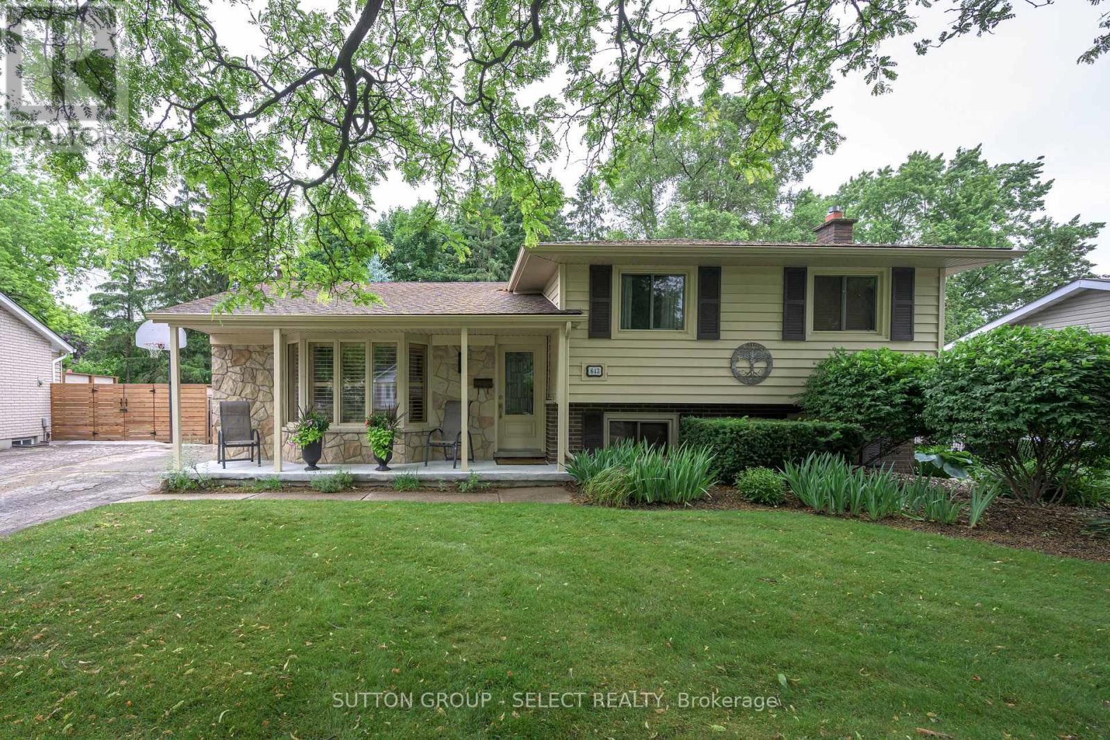 643 DUNBOYNE CRESCENT