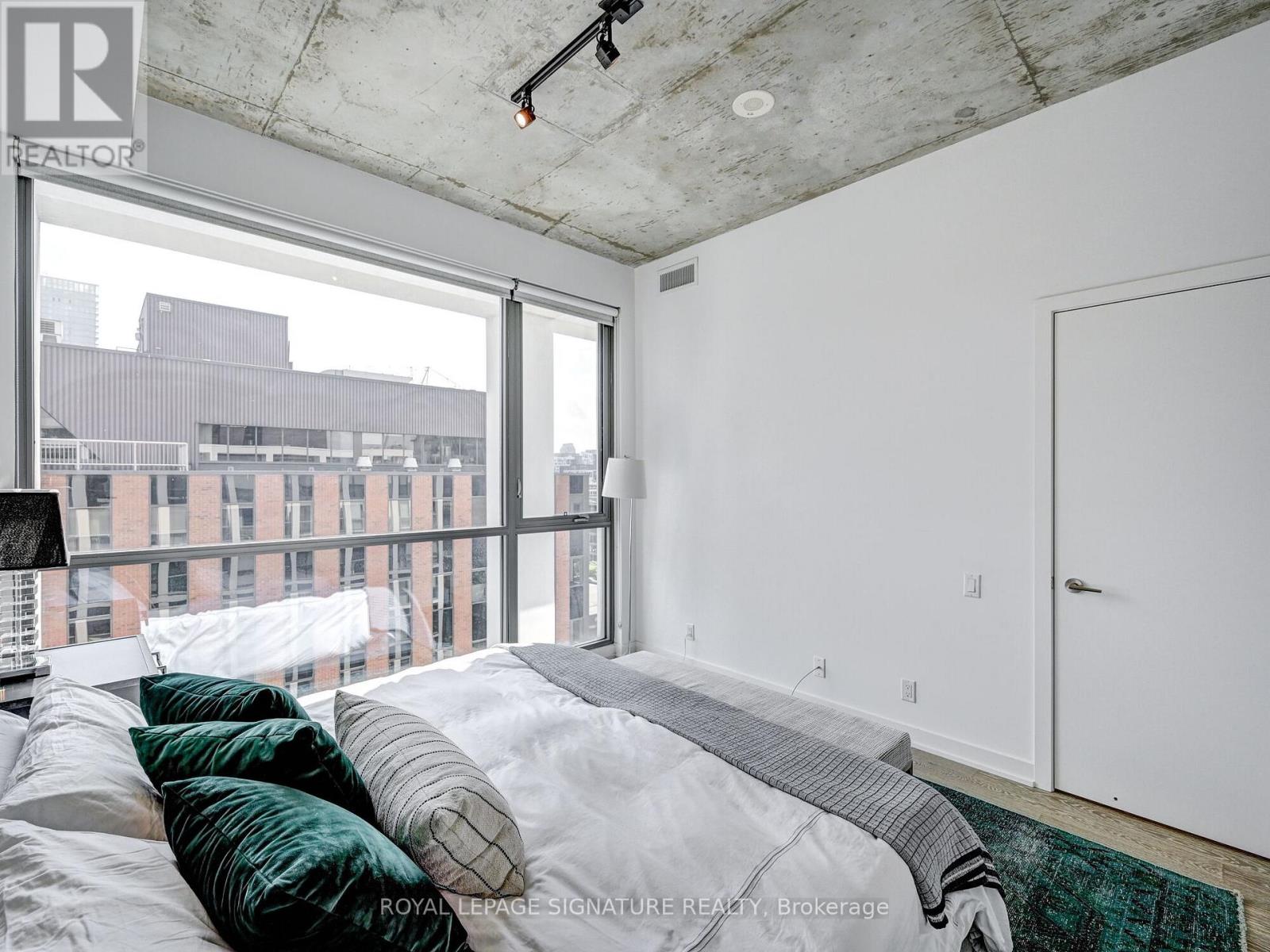 PH18 - 39 BRANT STREET