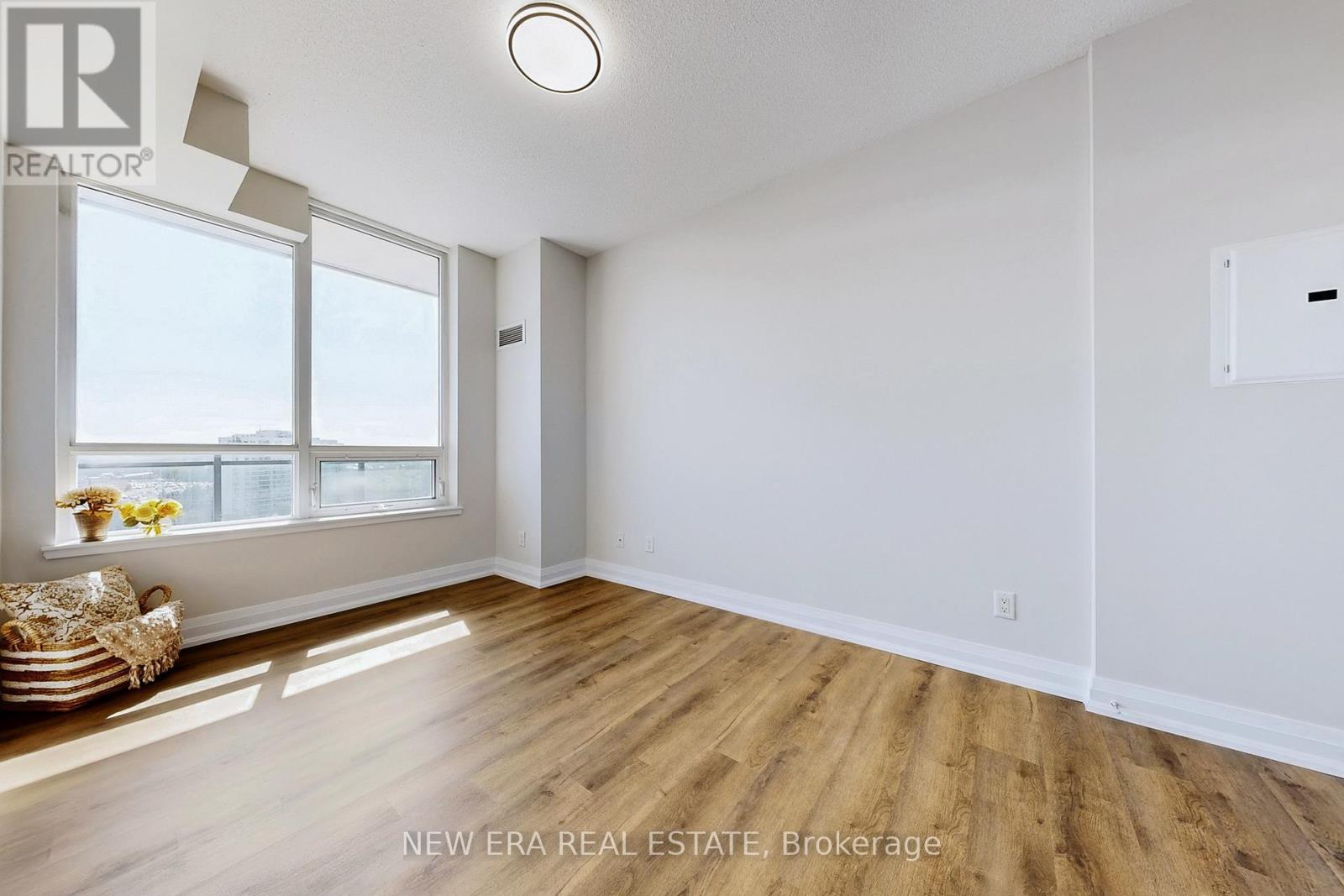 1206 - 75 NORTH PARK ROAD