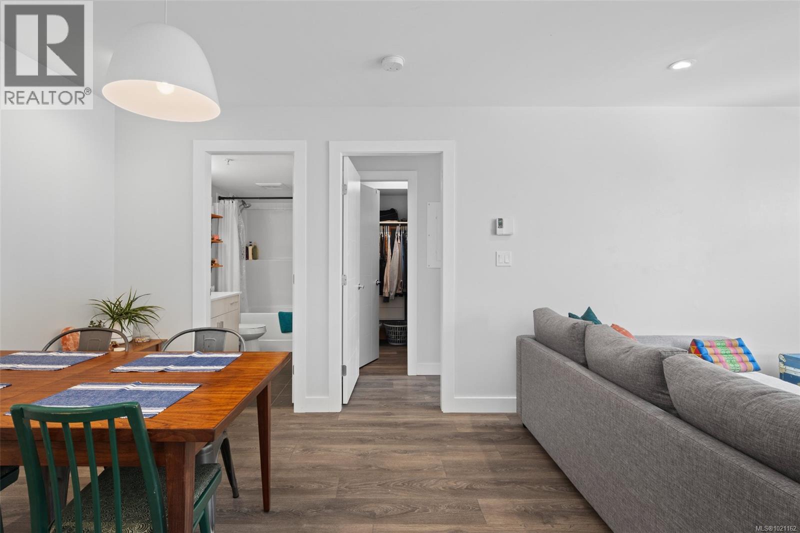 403 826 Esquimalt Rd