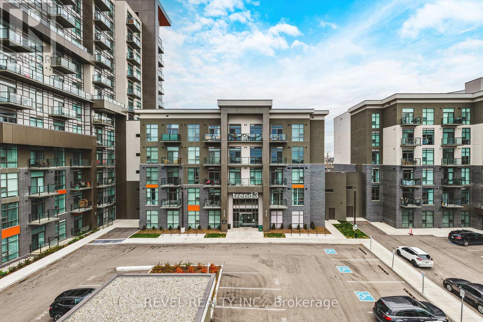 613 - 470 DUNDAS STREET E