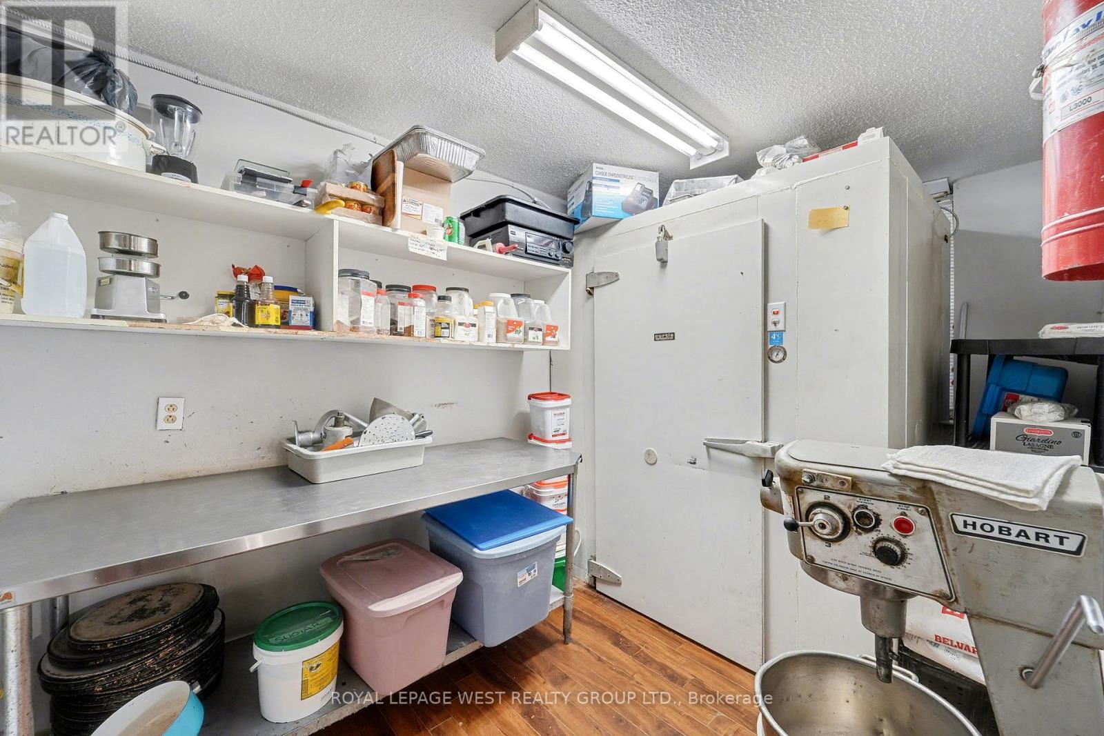 B - 29 KING STREET E