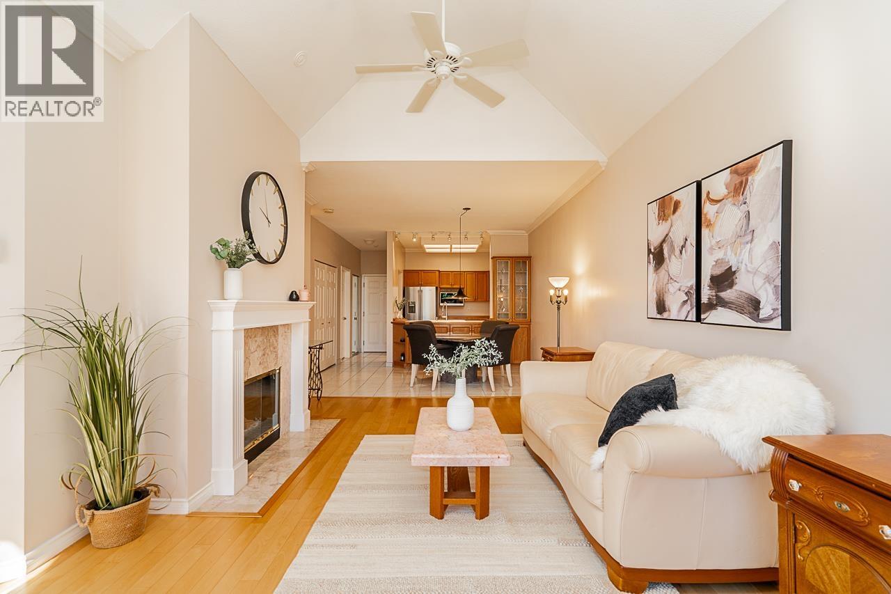 201 25 RICHMOND STREET