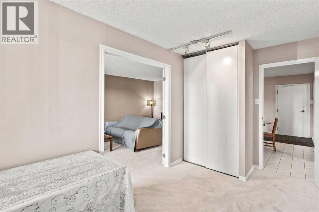 704, 718 12 Avenue SW