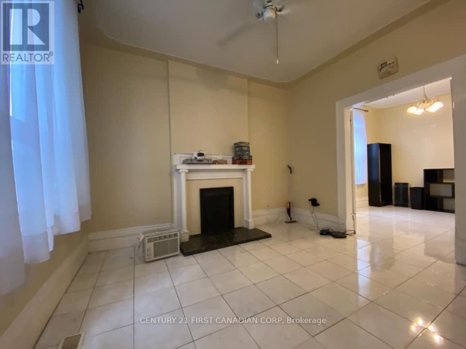 551 ADELAIDE STREET N