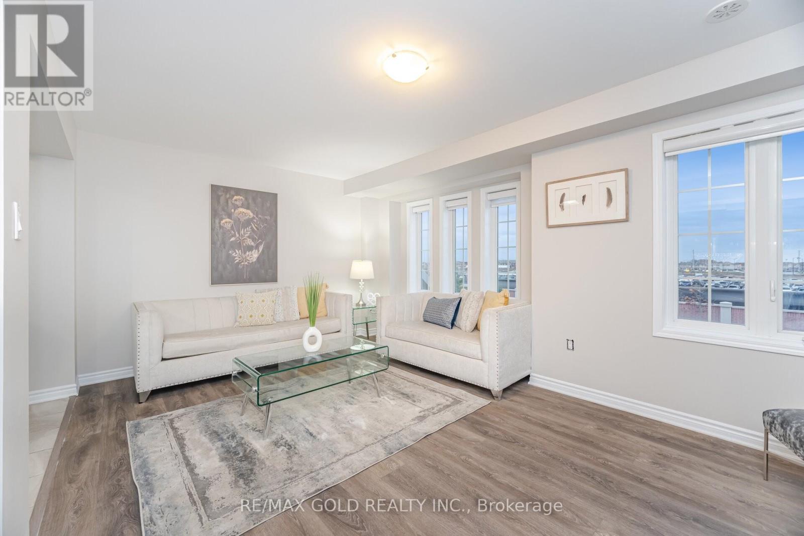 75 BAYCLIFFE CRESCENT