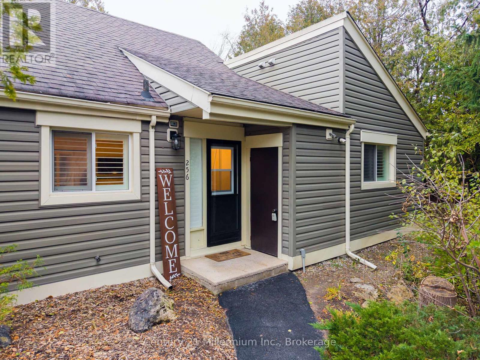 256 - 13 HARBOUR STREET W