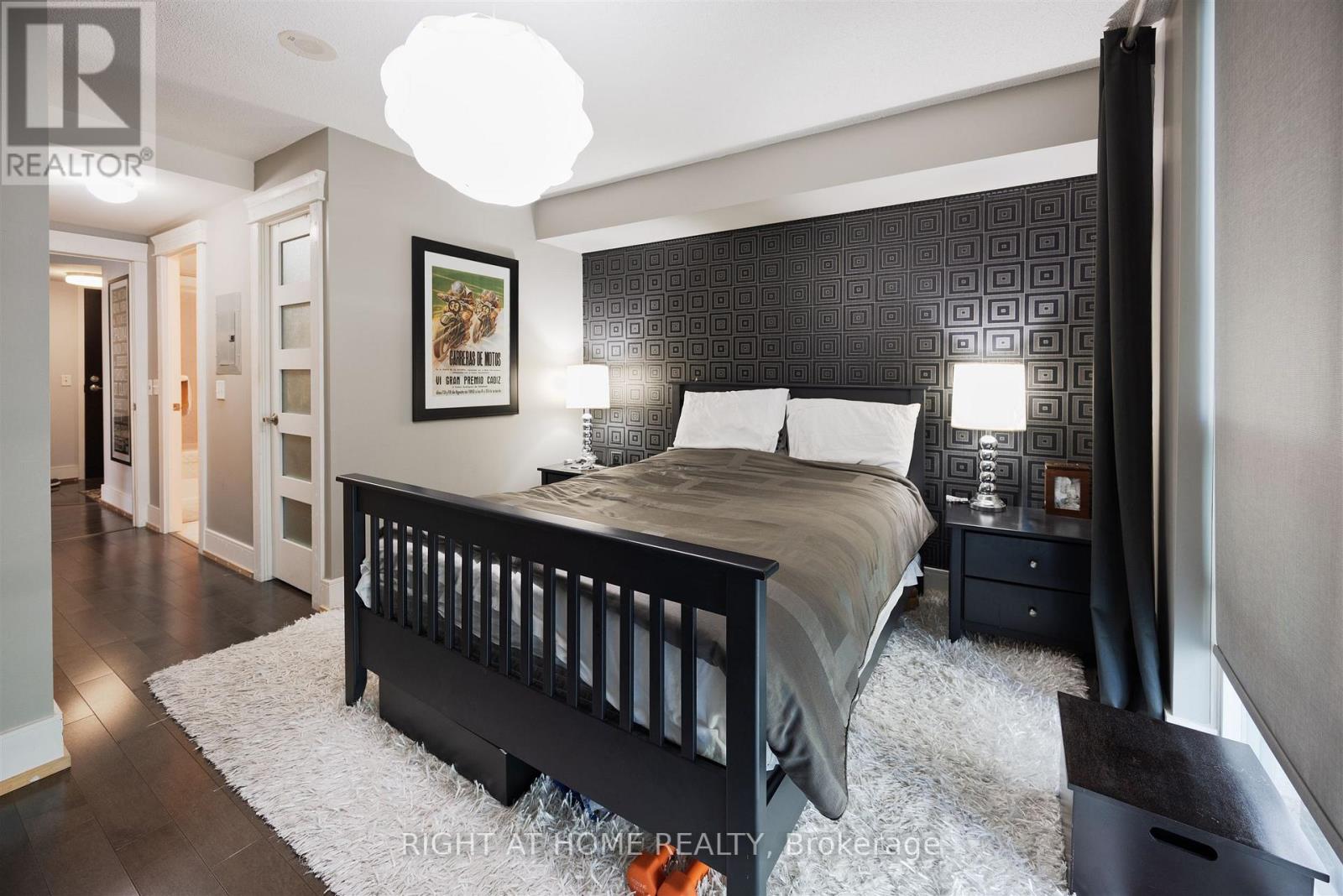 2910 - 30 GRAND TRUNK CRESCENT