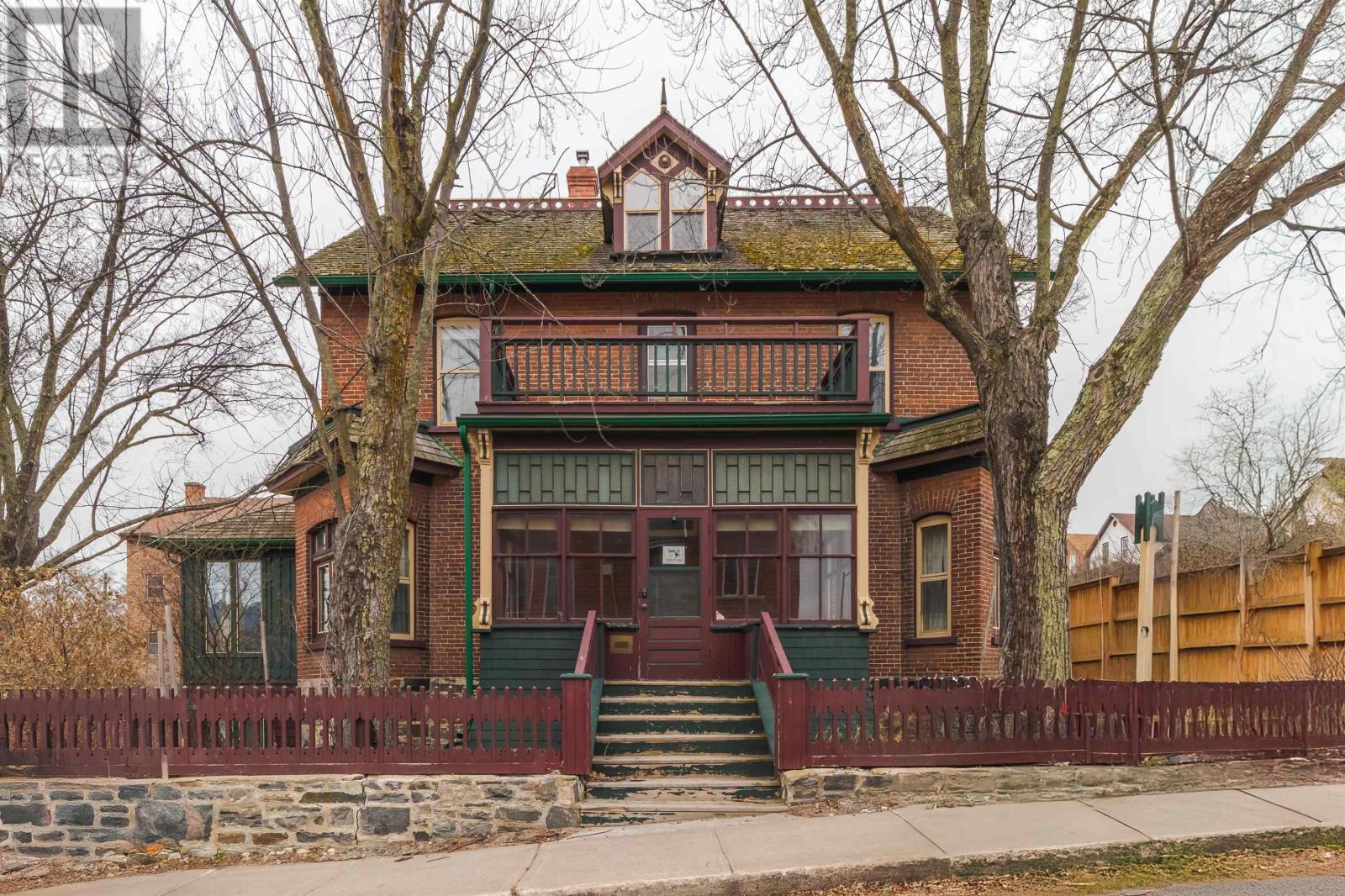 127 Fifth Avenue South