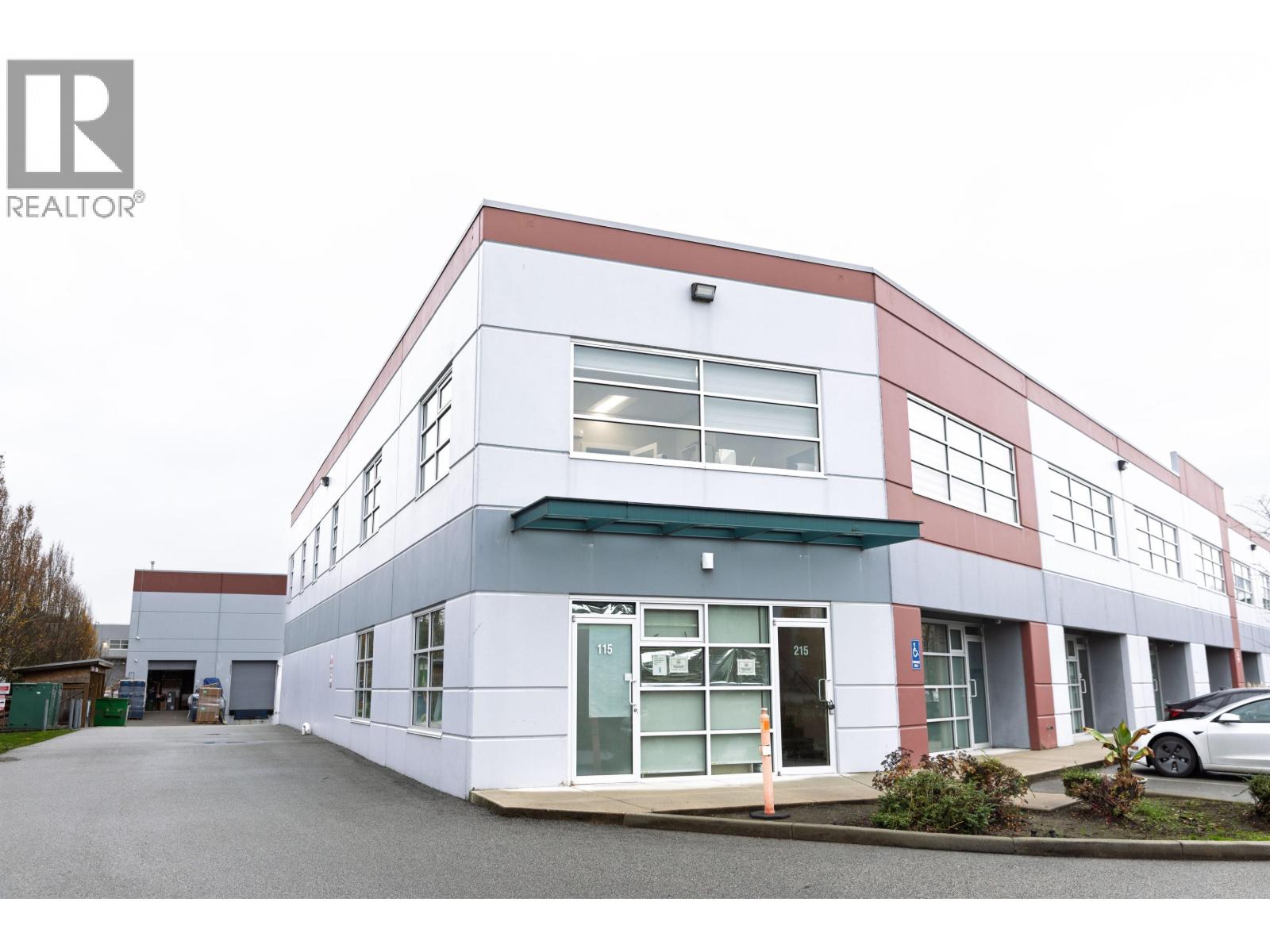 215 5108 NORTH FRASER WAY