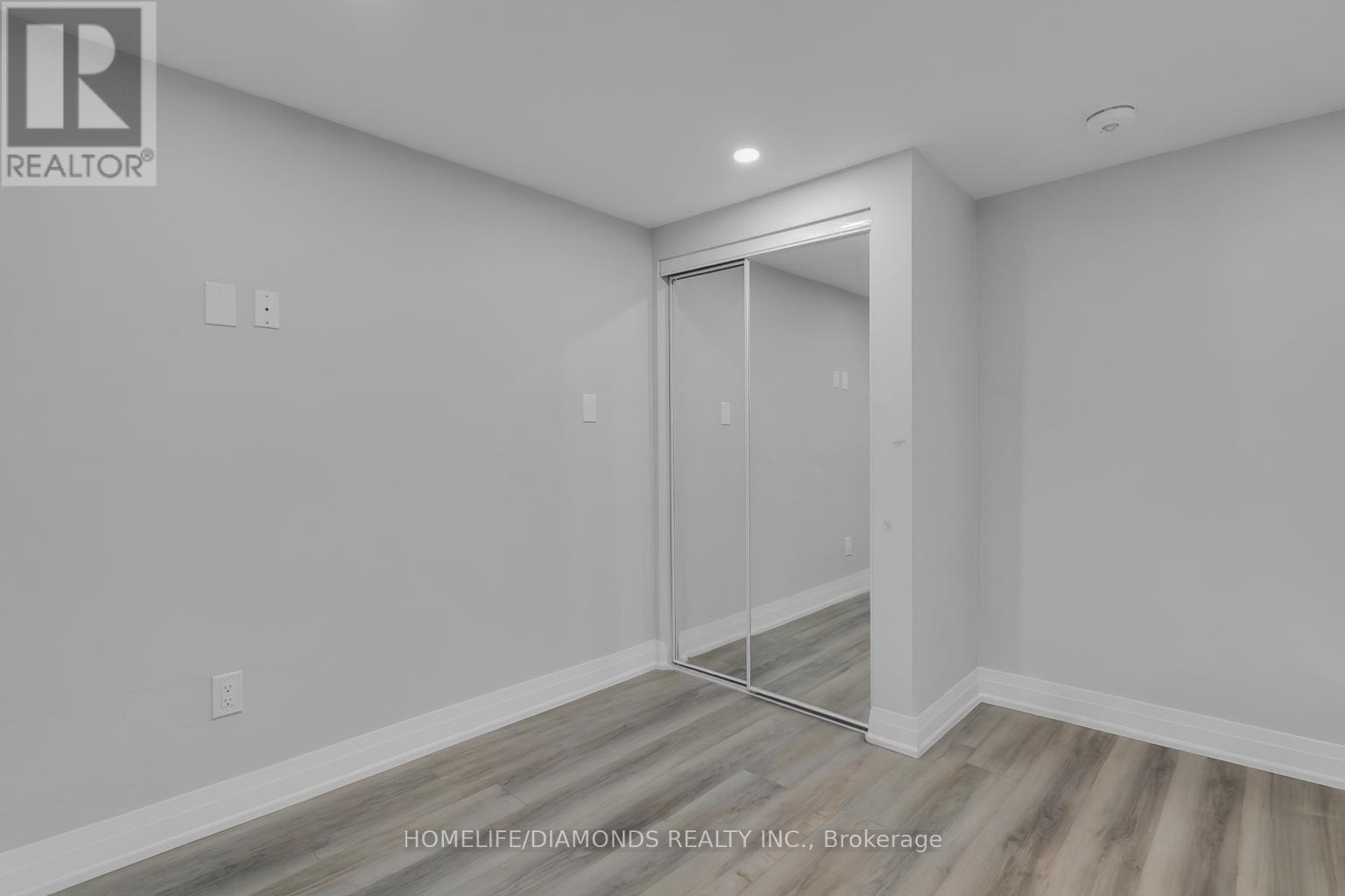 70 MALDIVES CRESCENT