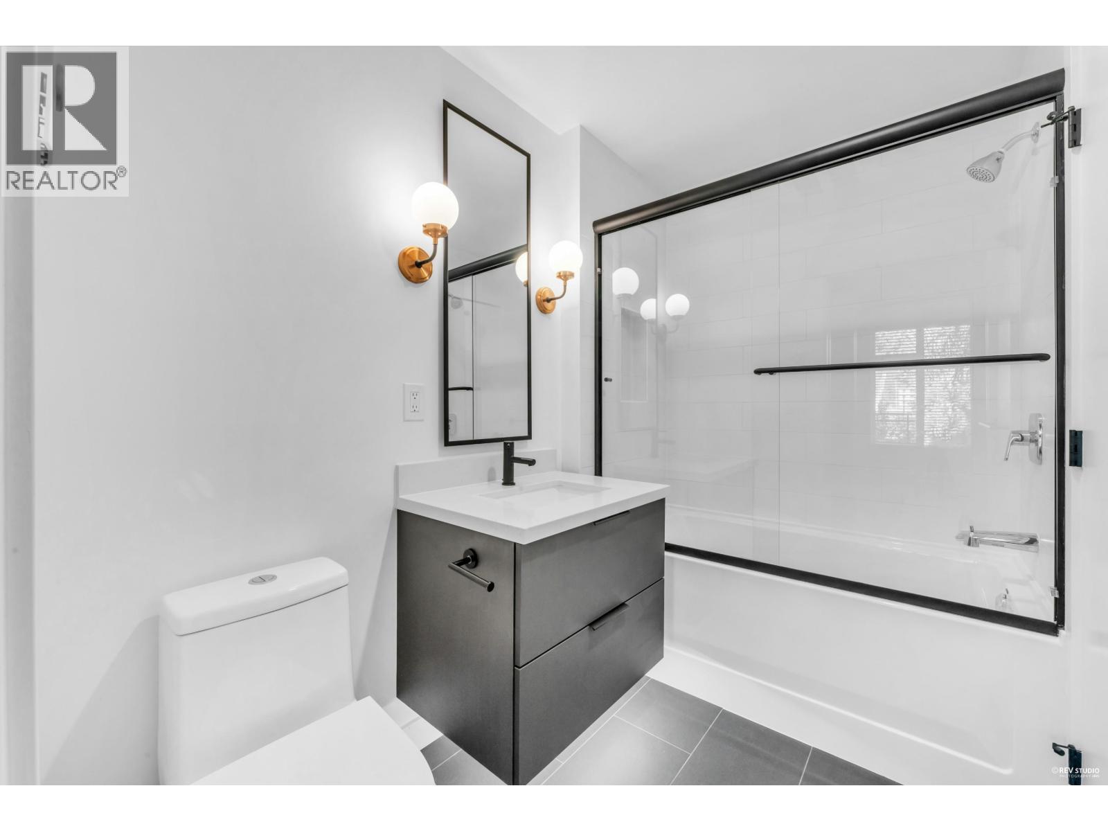 203 3038 ST GEORGE STREET