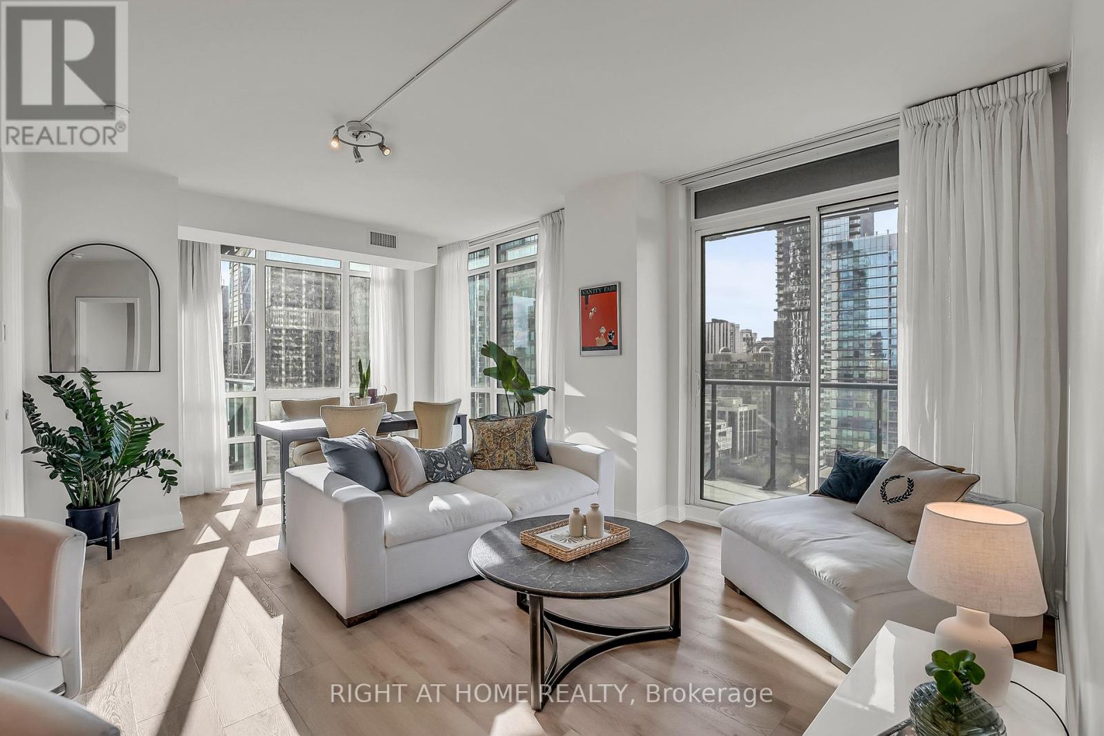 2109 - 825 CHURCH STREET