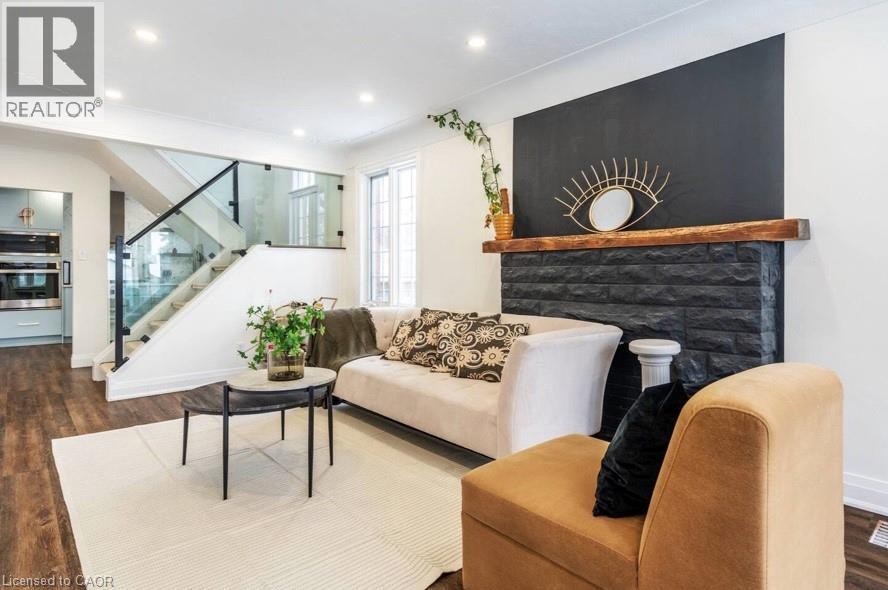 122 QUEENSDALE Avenue E