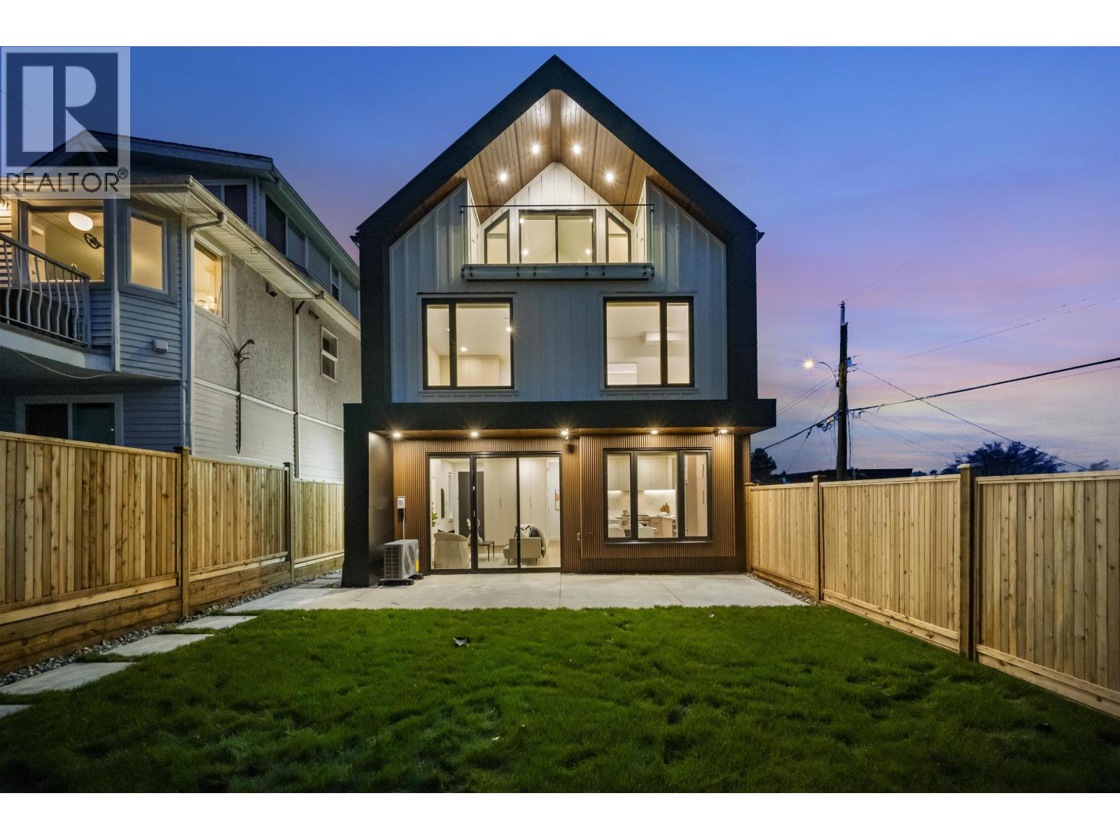 2 3623 TRIUMPH STREET