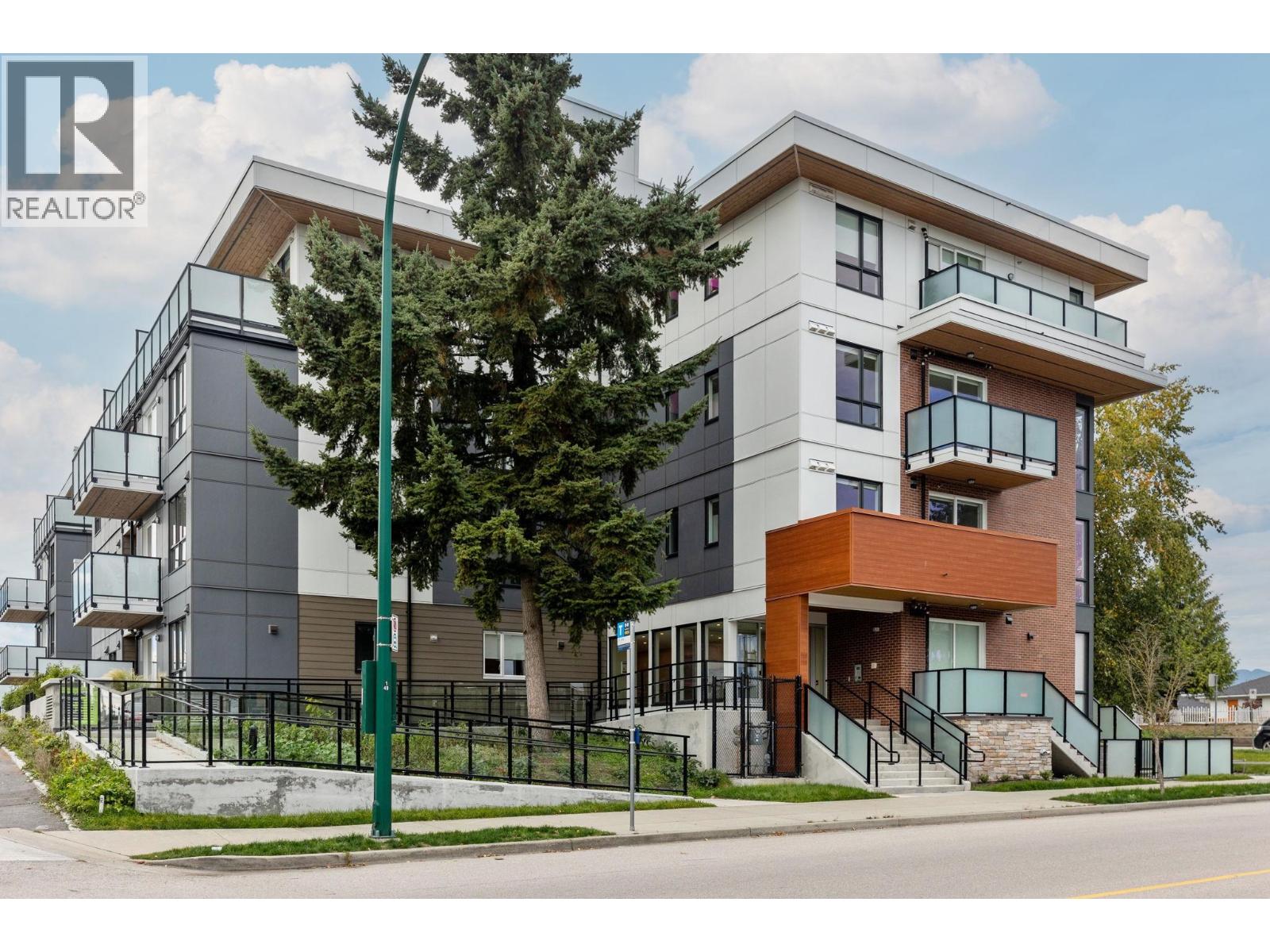 303 4933 CLARENDON STREET