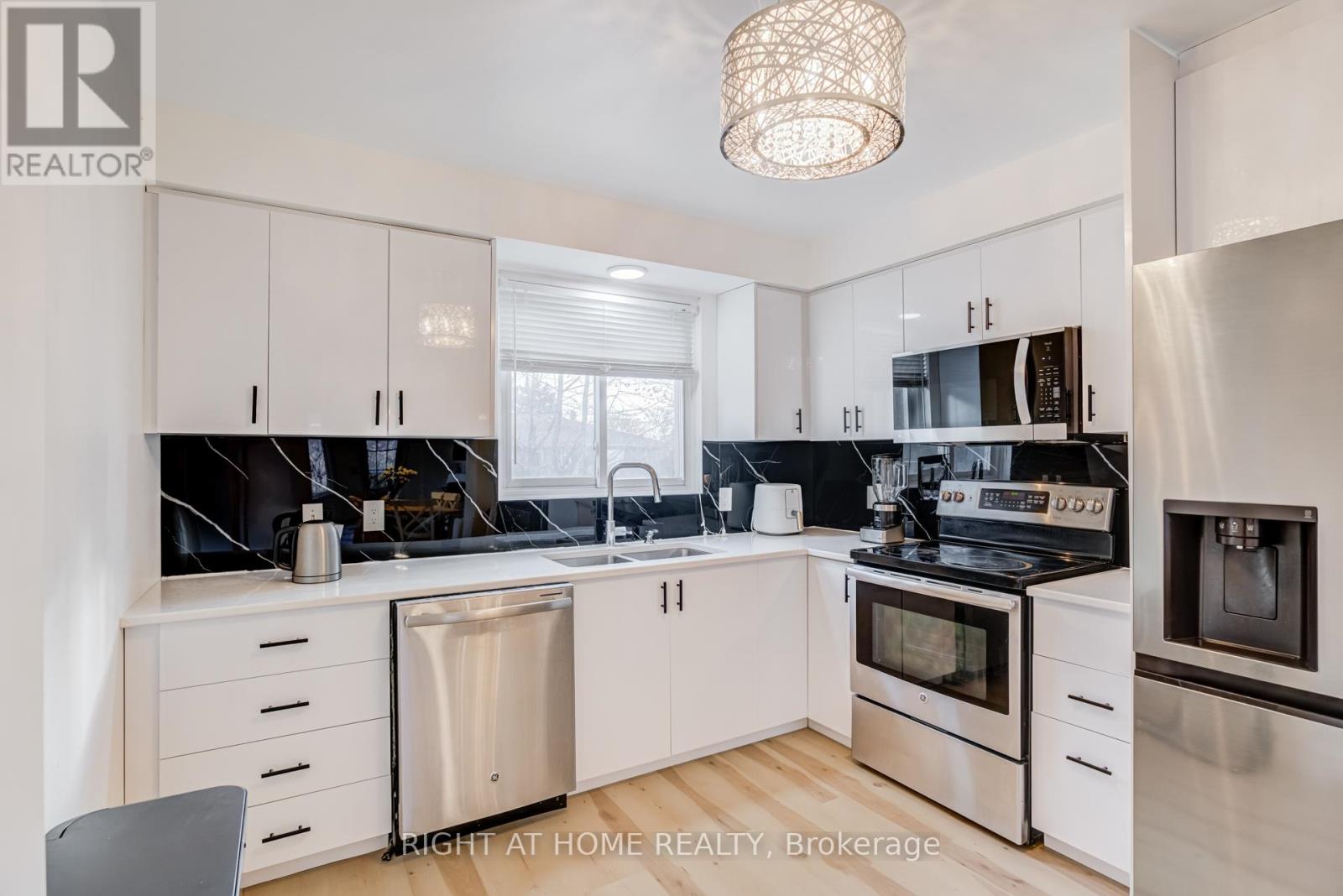 37 - 37 THE CARRIAGE WAY