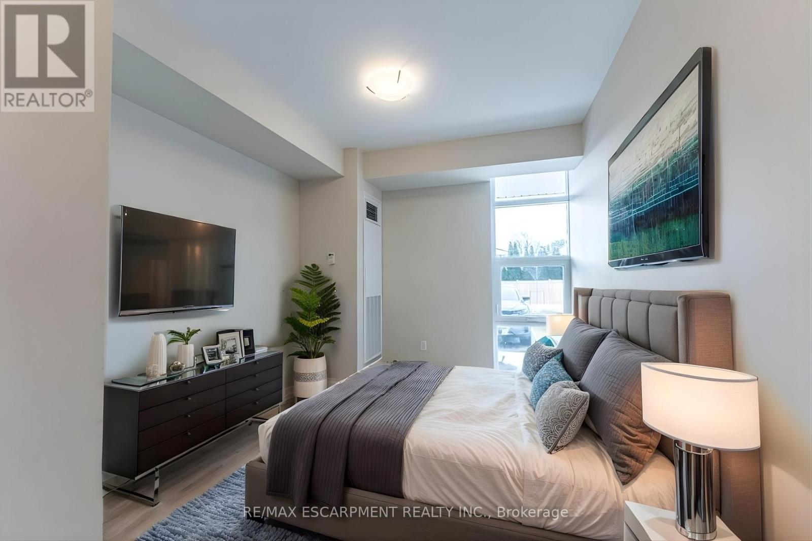 104 - 120 SPRINGVALLEY CRESCENT