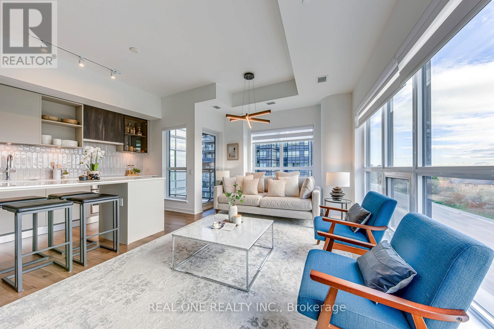 526 - 405 DUNDAS STREET W