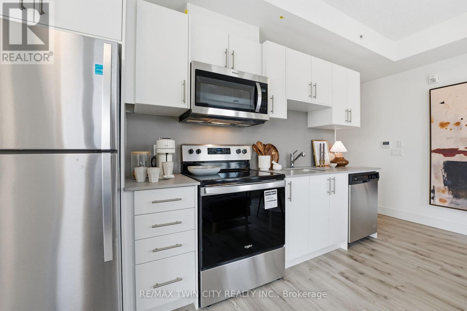 516 - 107 ROGER STREET