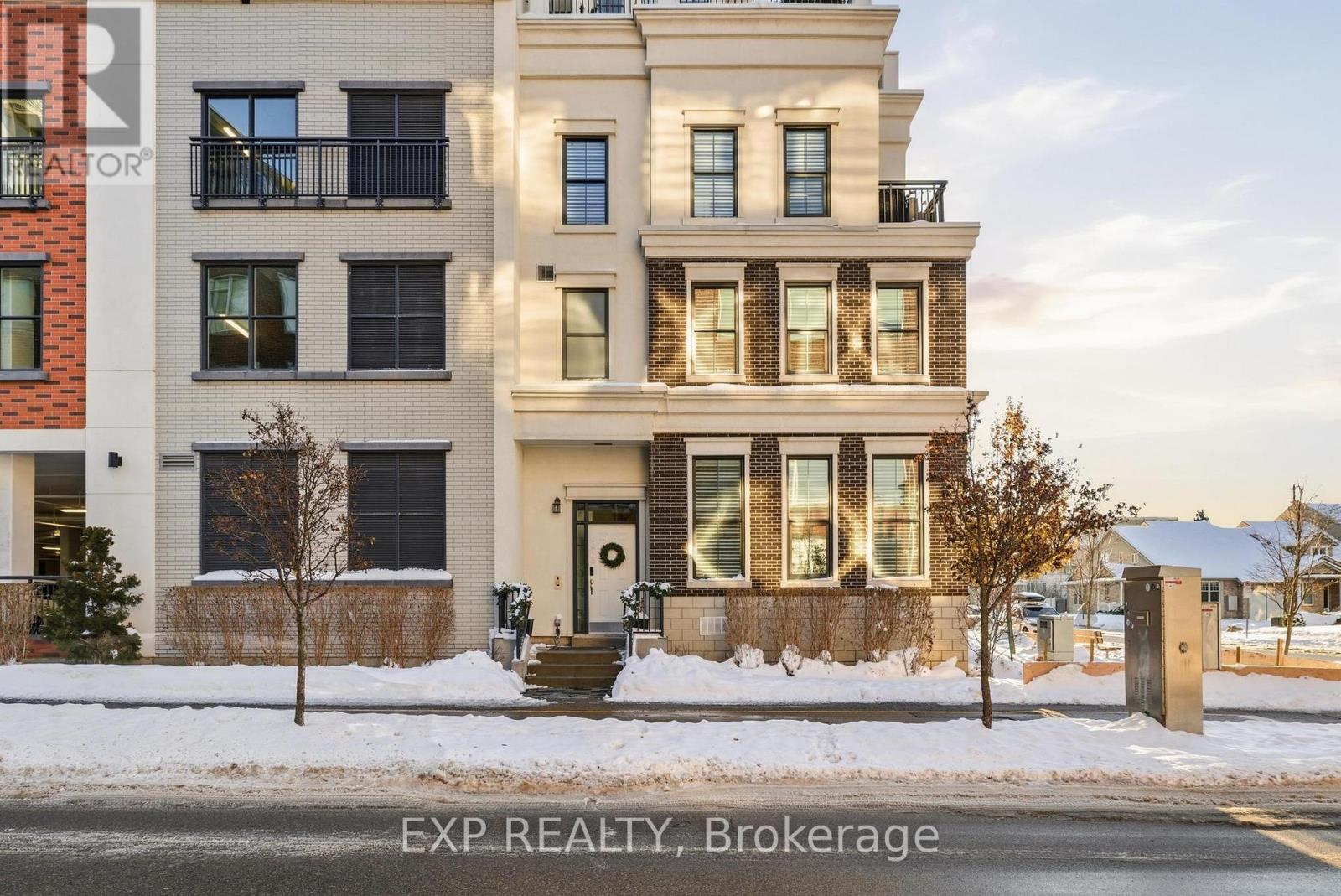 TH10 - 155 CAROLINE STREET S