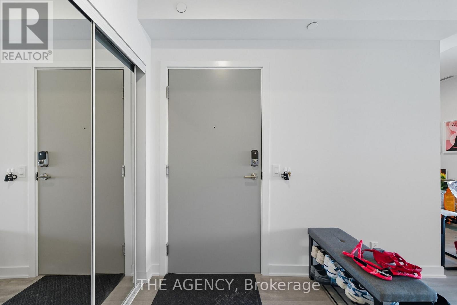 1411 - 30 UPPER MALL WAY