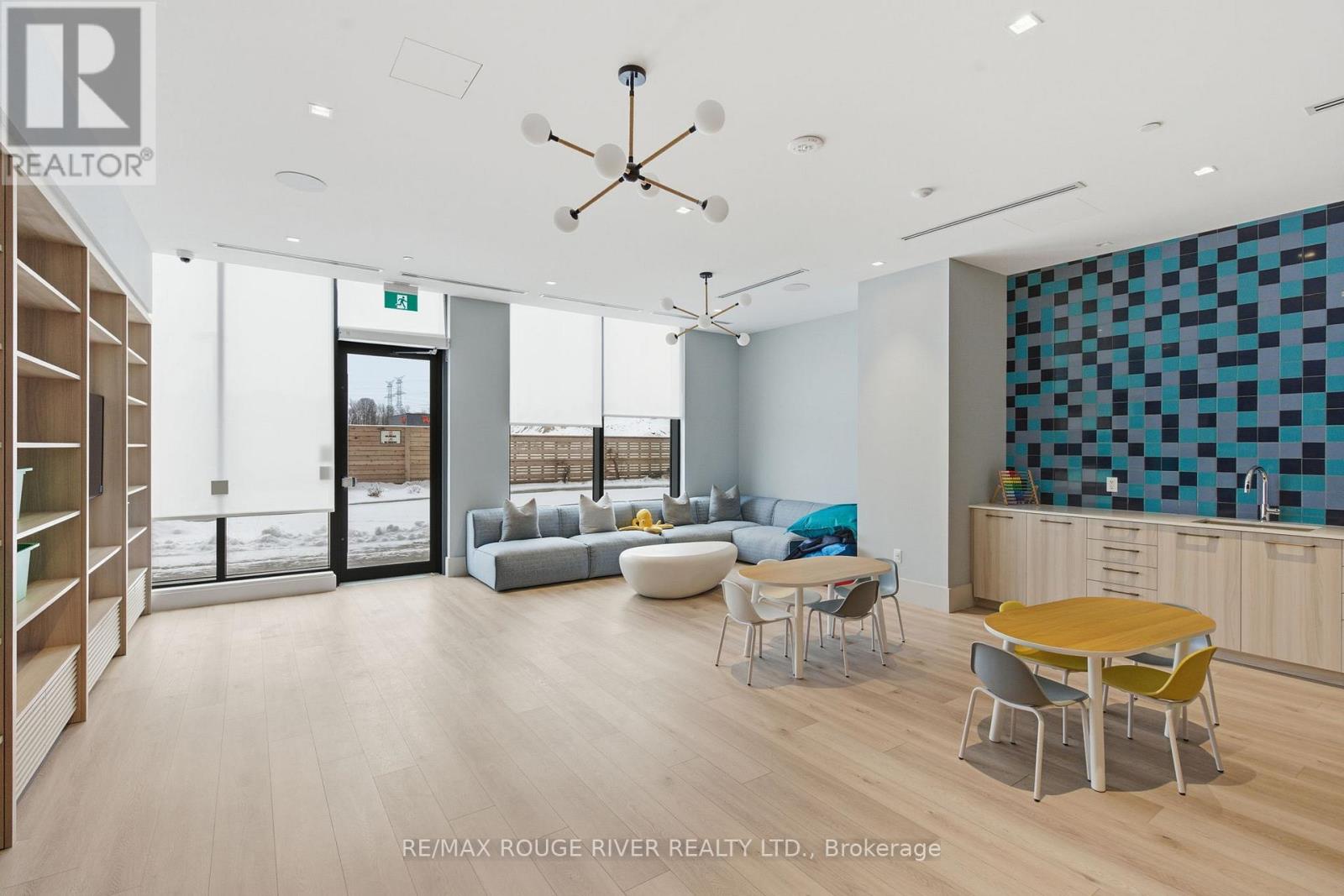 2321 - 2545 SIMCOE STREET N