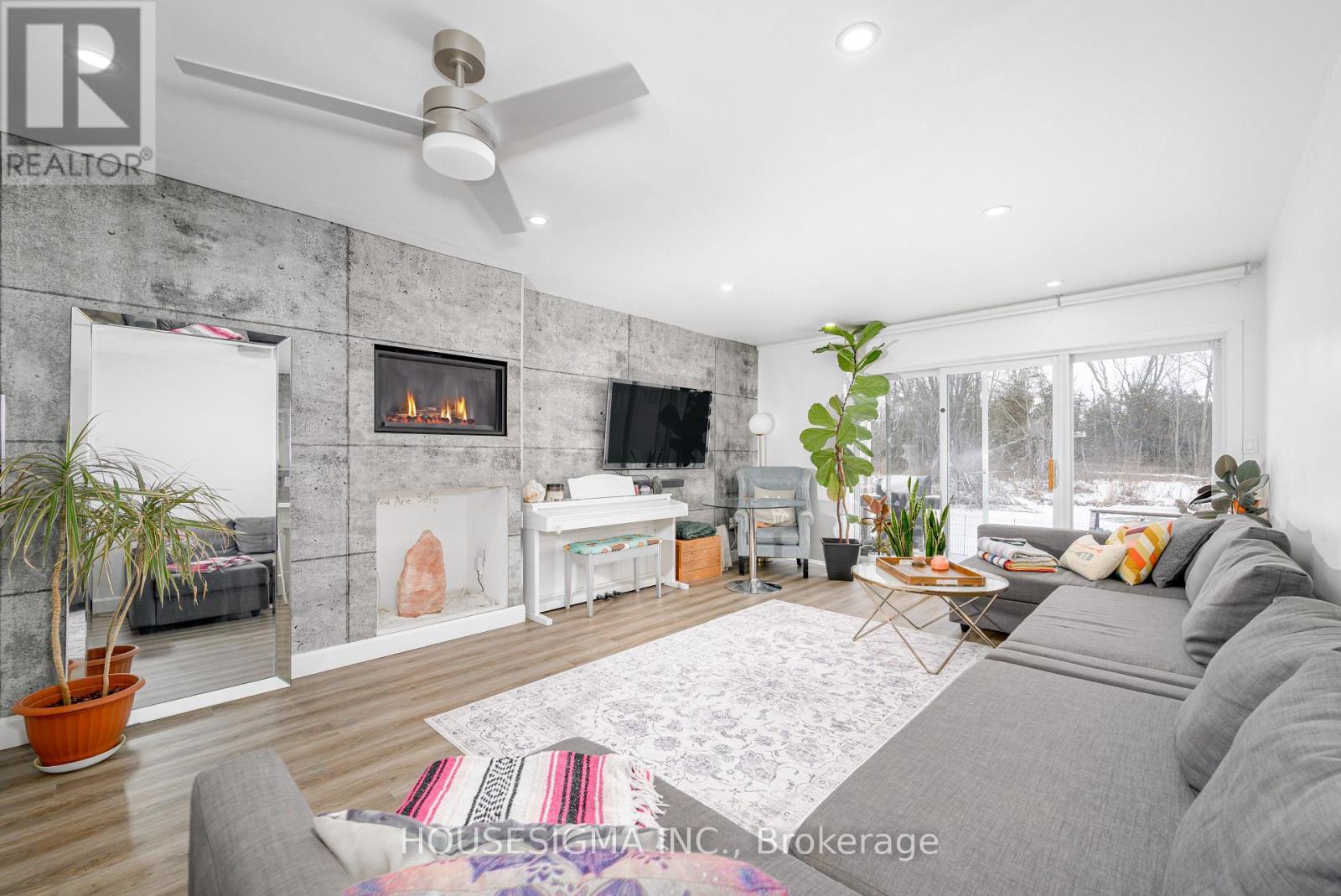 19 - 4 PARADISE BOULEVARD