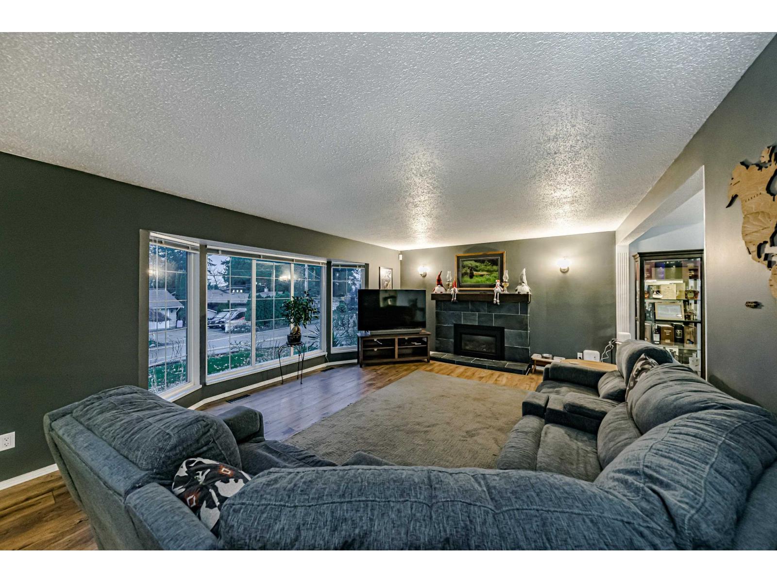 2523 SUNNYSIDE CRESCENT