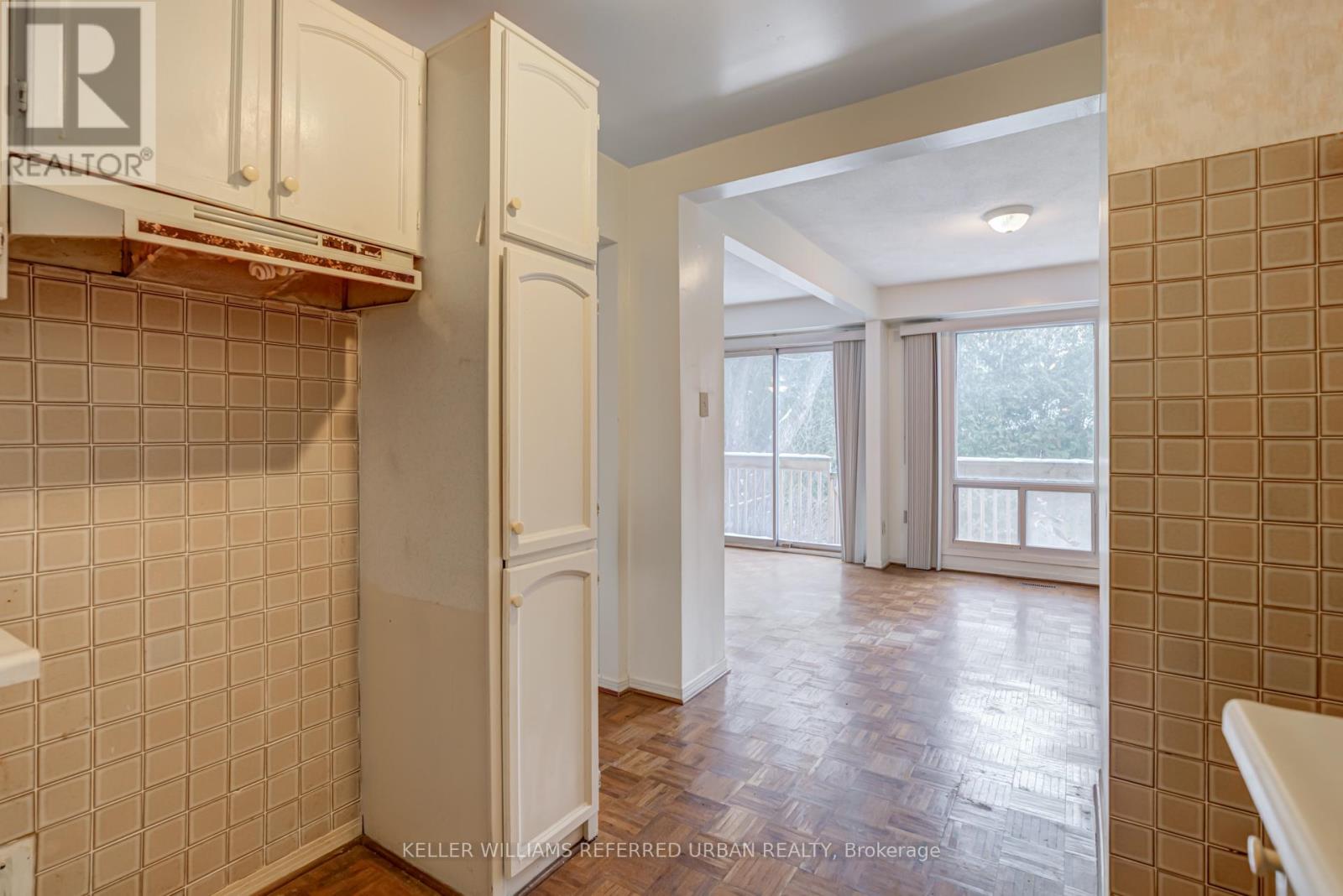 18 - 653 VILLAGE PARKWAY