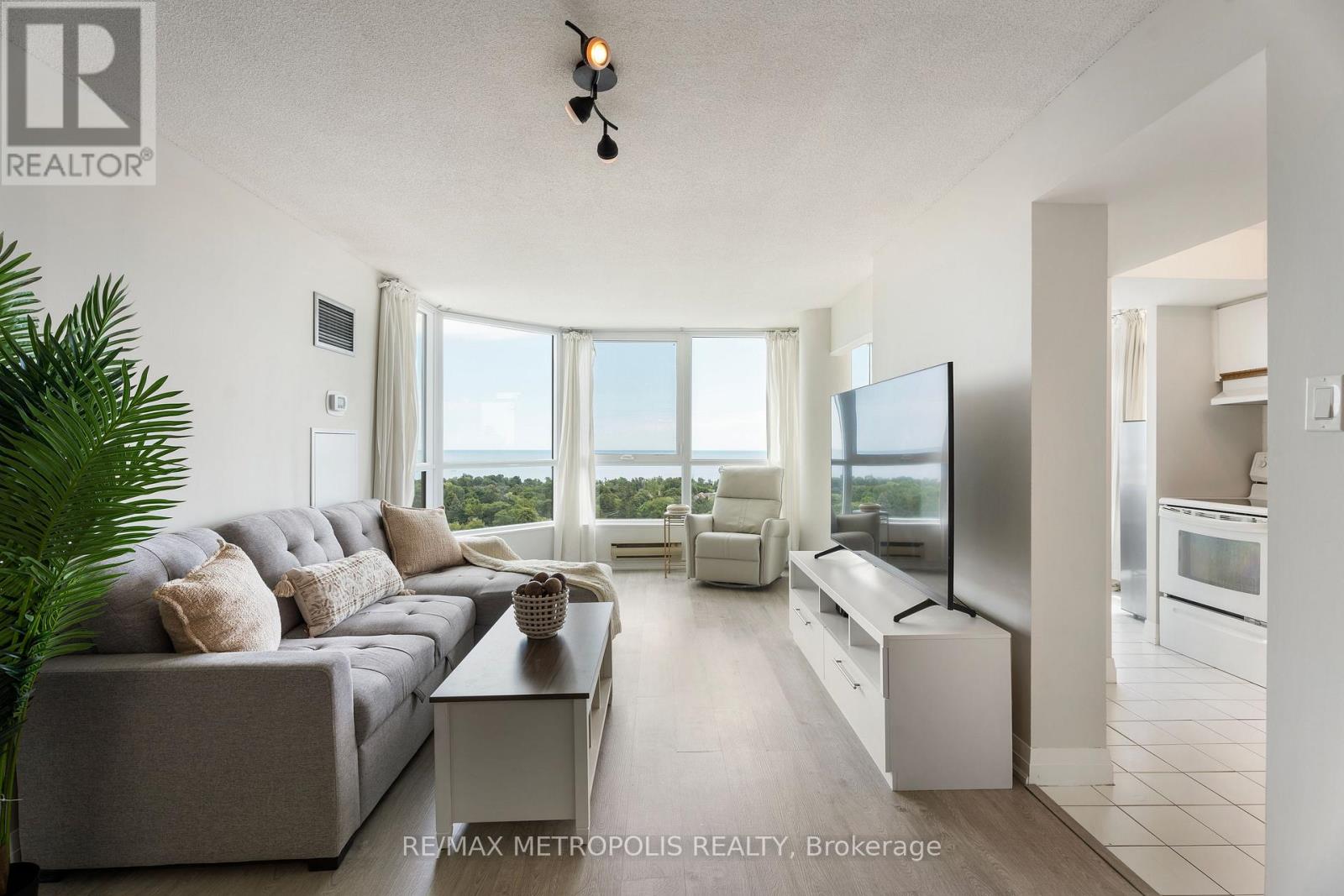 1707 - 3233 EGLINTON AVENUE E