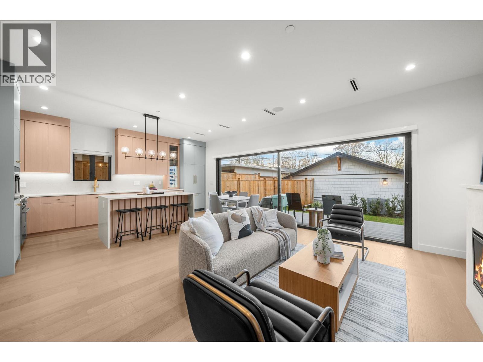 2 2247 PARKER STREET