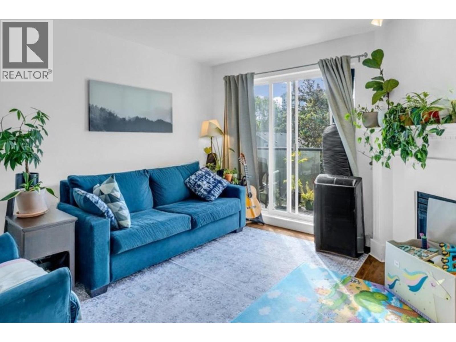 307 876 W 16TH AVENUE