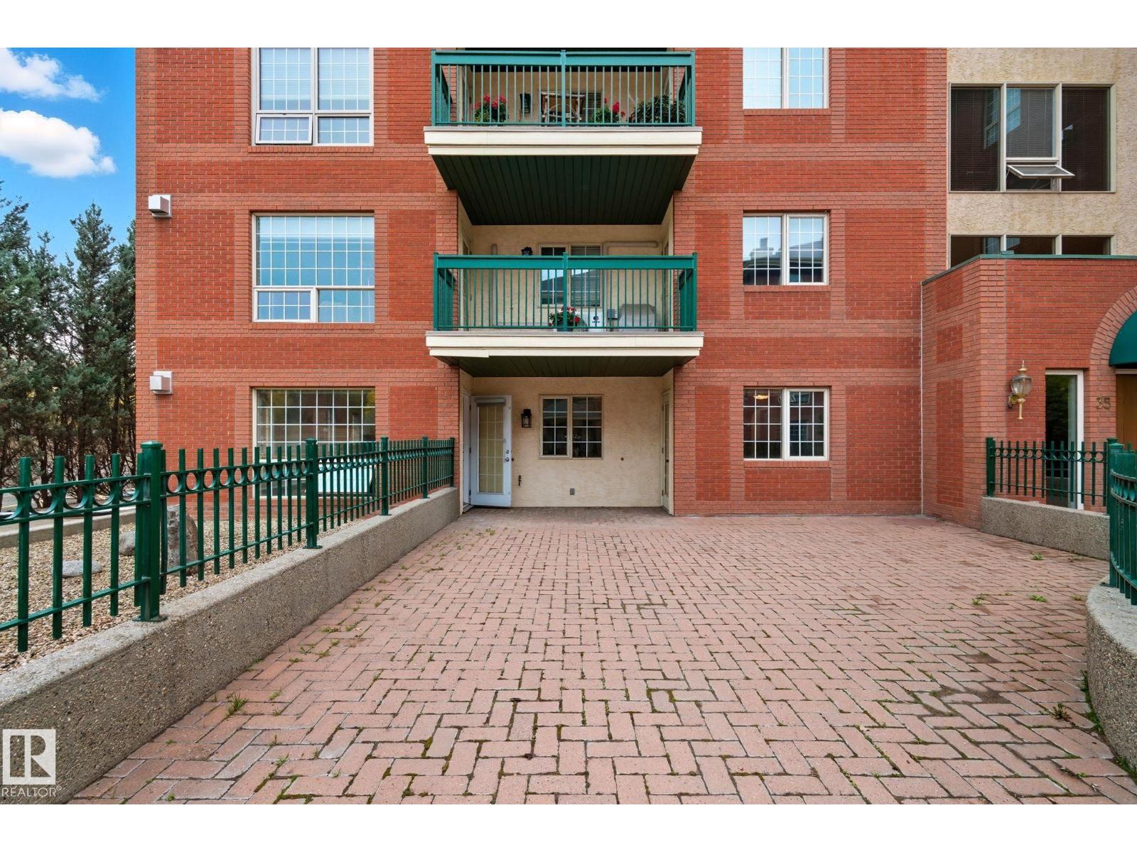 #102 35 Sir Winston Churchill AV