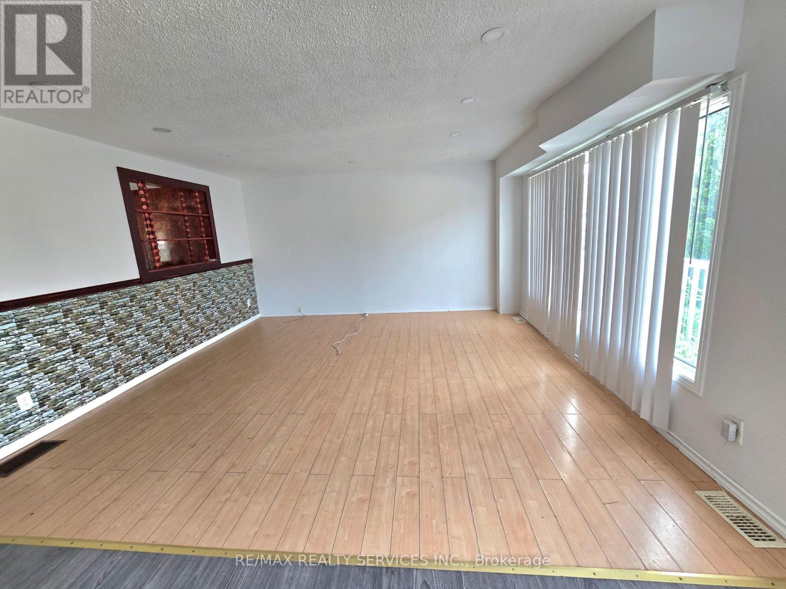 441 PARKVIEW CRESCENT