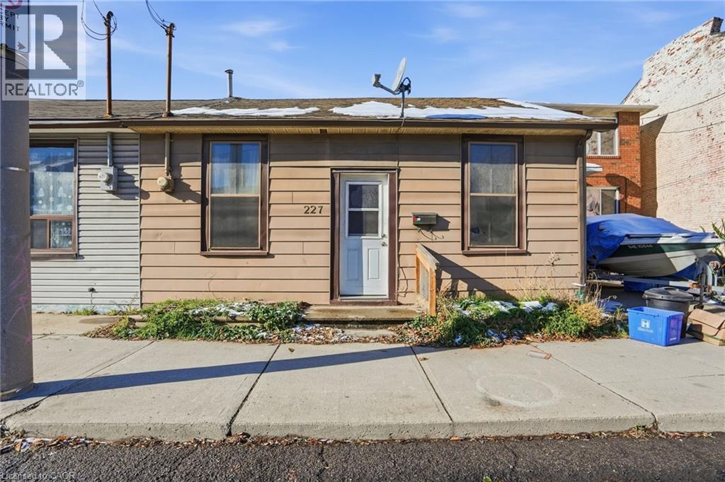 227 WELLINGTON Street N