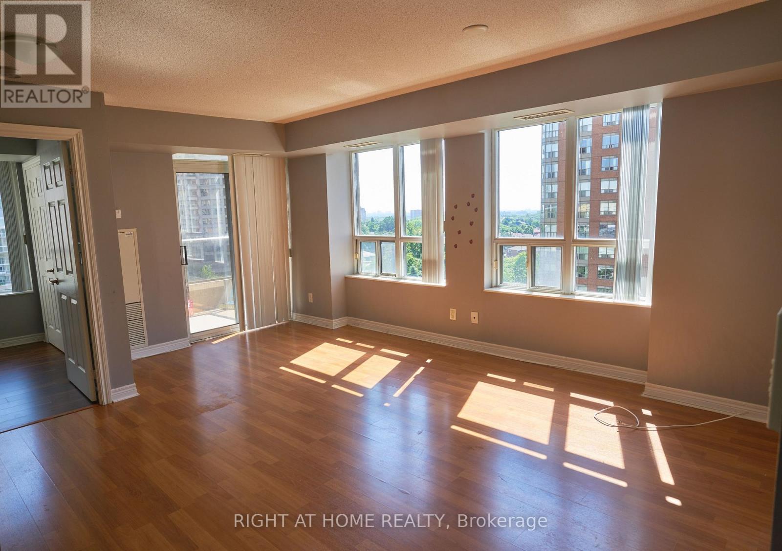 811 - 310 BURNHAMTHORPE ROAD W