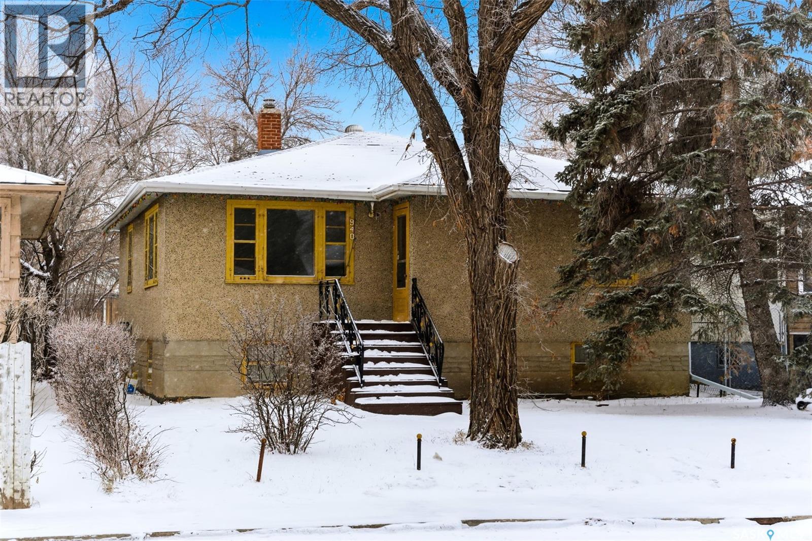 940 Elphinstone STREET